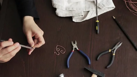 Working process making wire wrapped bijouterie  動画素材 85898950