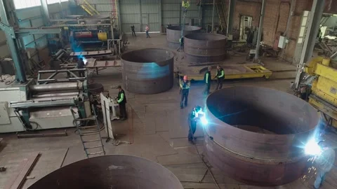 Working process at a metalworking factory. A welder welds a metal part, top view Vidéo 219805911