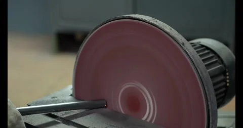 The working process. Pipe grinding machine with sandpaper Video stock 333980557