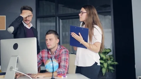 Working on project in company 스톡 동영상 80149919