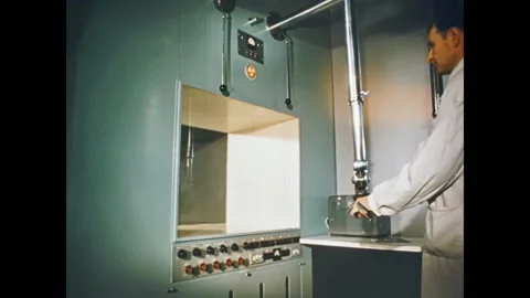 Working with radioactive materials Vídeos de archivo 235453270