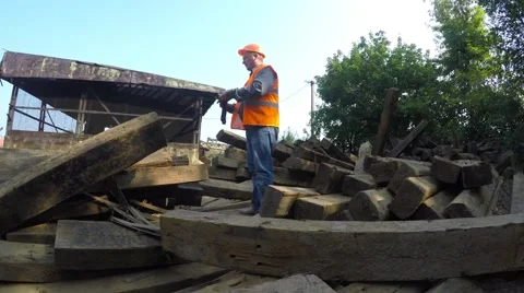 Working with railroad sat down to rest on the old sleepers 库存影片 54321542