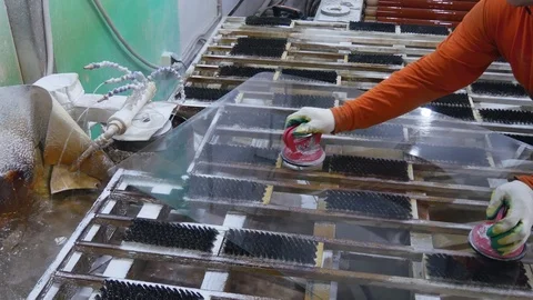 Working in the red form the factory grinds the glass on the diamond circle. 스톡 동영상 122127079