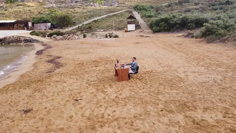 Working Remotely from Beach Home Office during Covid 19 Видео 128329095