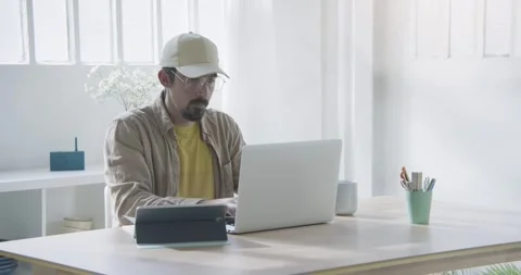 Working remotely from home on computer desk. 動画素材 285324464