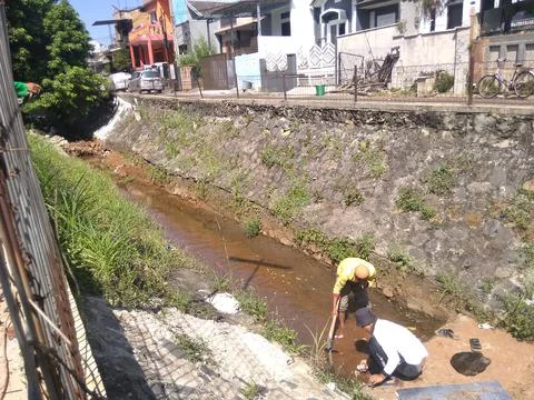 Working on River Utilization Project Into a Fish Pond 写真素材