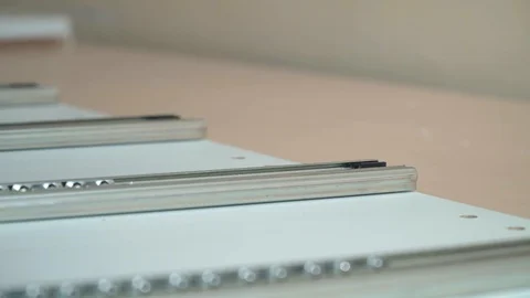 Working screwed the guides with a drill. close shot at the owner of the Vídeo Stock 89546984