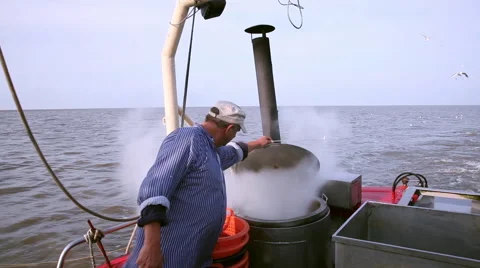 Working on a shrimp boat 動画素材 61812108