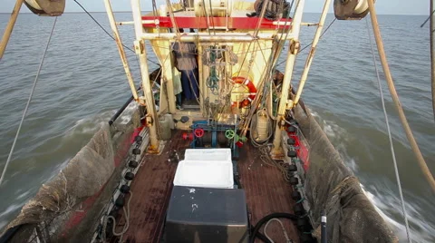 Working on a shrimp boat 動画素材 61822651