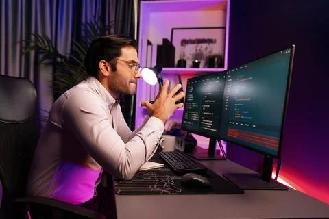 Working smart IT developer analyzing data software development on pc. Surmise. Stockfoto's