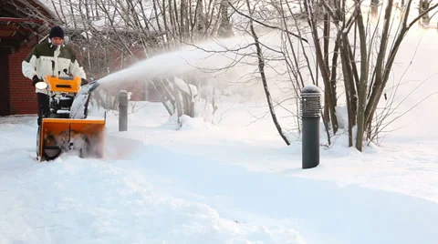 Working snow blower Vídeos de archivo 35575291