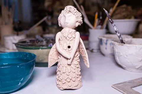 Working table of a ceramist, clay workshop Foto stock