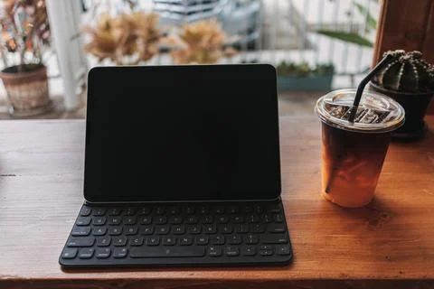Working tablet computer in coffee cafe. Concept of freelance creative work. Foto stock