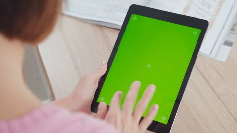 Working with a tablet computer: a green screen and the female hands 스톡 동영상 91009530