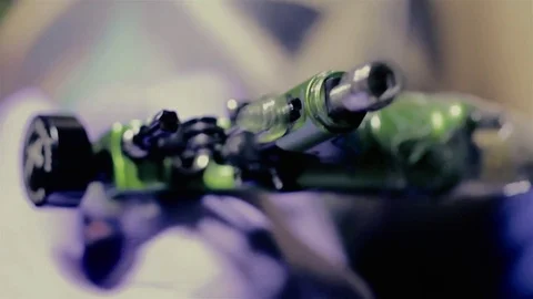 Working tattoo machine back extreme close up 库存影片 69777508