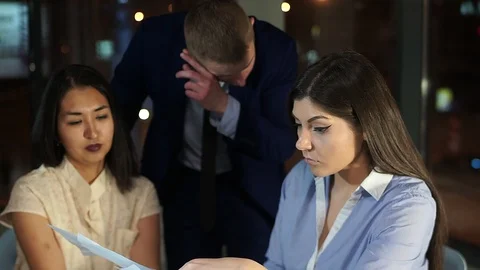 The working team is much discussion of documents, graphics. Vídeo Stock 99997633