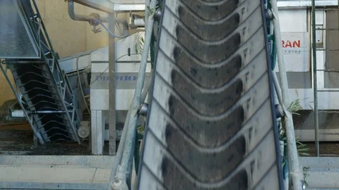 Working, Technician, Lab Coat, Wide Shot, Panning, 30 Seconds Or Greater, Stock-Footage 95956400