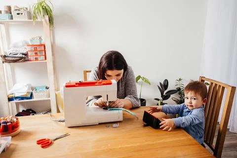 Working together with kids while lockdown and online studying Foto stock