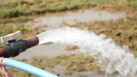 A working water pump Vídeo Stock 147703905