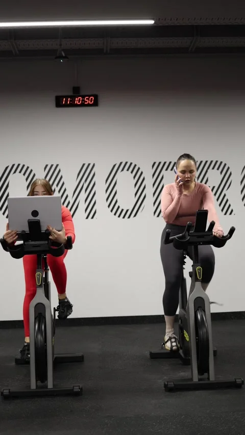 Working while exercising at the gym Stock Footage 337957033