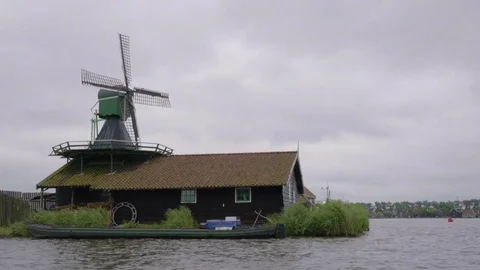 Working Windmill Spins In The Wind At UNESCO World Heritage Site Vidéo 71296228