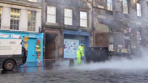 Workman cleans cobbles on the Royal Mile 스톡 동영상 83211624