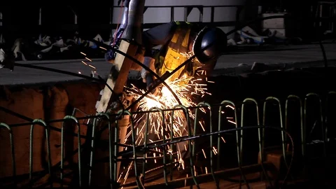 Workman with grinder throwing sparks at night 스톡 동영상 118724836