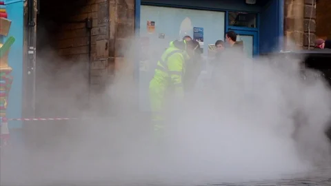 Workman pressure washes cobbles on the Royal Mile 스톡 동영상 83213013