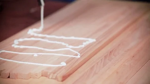 Workman smears glue on the tree Видео 69205146