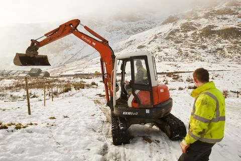Workmen start the initial groundworks for 3 wind turbines to be constructed b Foto stock