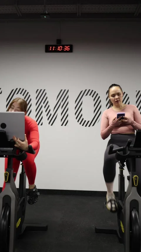 Workout interrupted by digital devices Stock Footage 337957012