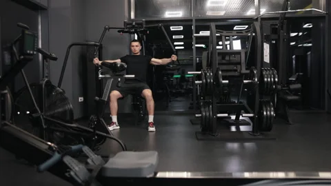 Workout machine, Dumbbell workouts, Pectoral muscles 库存影片 242338962