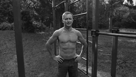 Workout in the park. Caucasian man with lean body has rest after works out in Vídeo Stock 154947111