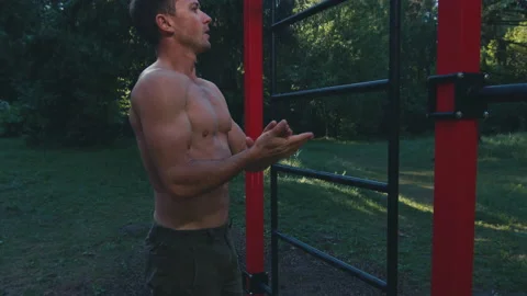 Workout in the park. Caucasian man with lean body has rest after works out in Vídeo Stock 154951162