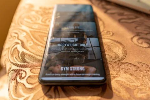 Workout sets displayed on a smartphone screen. Sport app training at home Foto stock