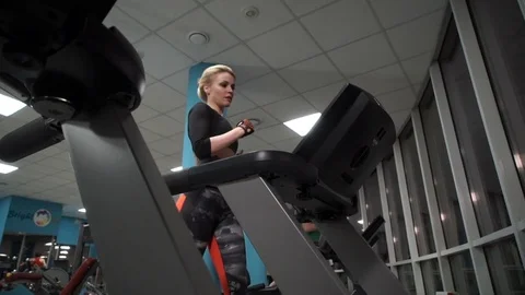 Workout on the treadmill 库存影片 73523908