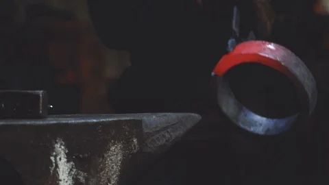 The workpiece on the anvil Vidéo 91314063