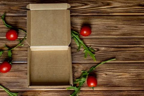 The workpiece for placement of the pizza, the empty box and the ingredients f Foto stock