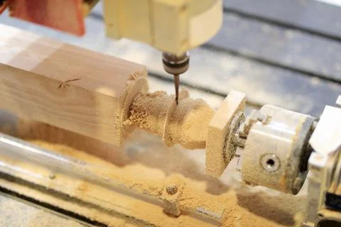 Workpiece processing on wood turning lathe machine Foto stock
