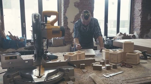 Workplace of cabinetmaker. Carpenter works with a planer in a workshop 库存影片 72731495