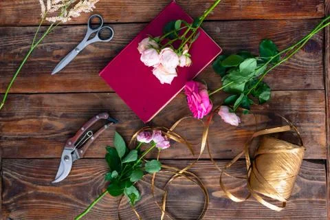 The workplace of the florist to work. Side view. Making floral decorations. F 스톡 사진