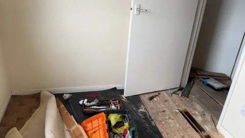 Workplace mess during new pipe fitting under the floor 库存影片 297260392