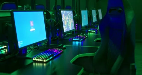 Workplaces in a modern computer club, computer chairs and monitors are in a row Vídeo Stock 127012949