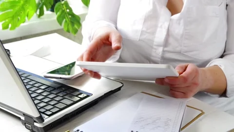 Works with multiple gadget devices Vídeo Stock 170561062