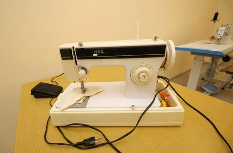 At the workshop. Electric sewing machine placed on a work table Foto stock