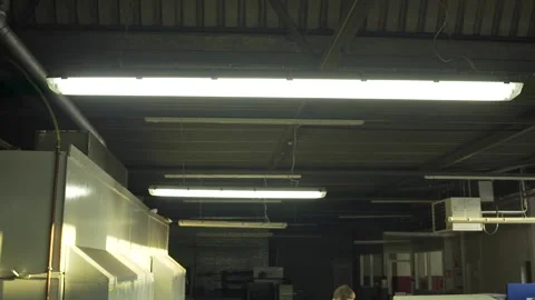 Workshop Lights Turning Off Vídeo Stock 151283711