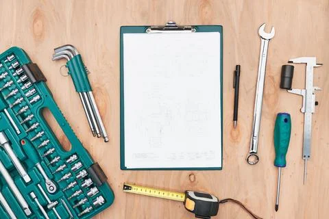 Workshop table with many tools. Wrench, spanner, calliper and ratchet with .. Stock-Fotos