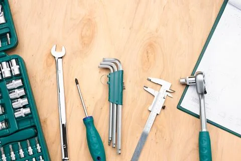 Workshop table with many tools. Wrench, spanner, calliper and ratchet with .. Foto stock