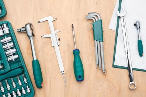 Workshop table with many tools. Wrench, spanner, calliper and ratchet with .. Foto stock