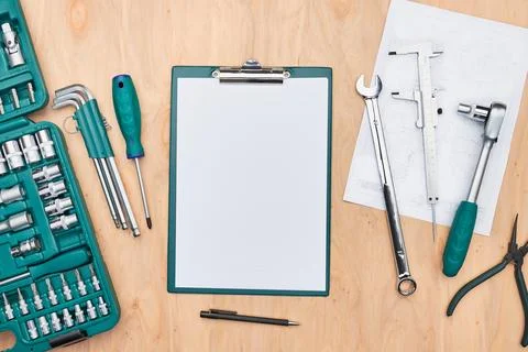 Workshop table with many tools. Wrench, spanner, calliper and ratchet with .. Foto stock